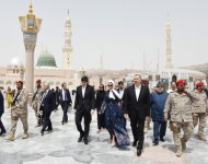 Президент Азербайджана и его супруга посетили мечеть Пророка в Медине (ФОТО)