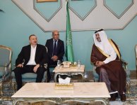 Президент Азербайджана и его супруга посетили мечеть Пророка в Медине (ФОТО)