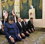 Президент Азербайджана и его супруга посетили мечеть Пророка в Медине (ФОТО)