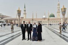 Президент Азербайджана и его супруга посетили мечеть Пророка в Медине (ФОТО)
