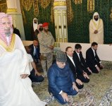 Президент Азербайджана и его супруга посетили мечеть Пророка в Медине (ФОТО)