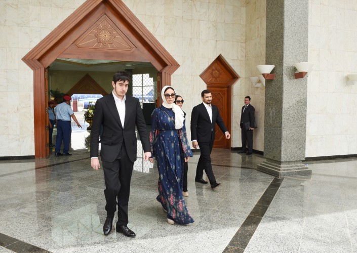 Президент Азербайджана и его супруга посетили мечеть Пророка в Медине (ФОТО)