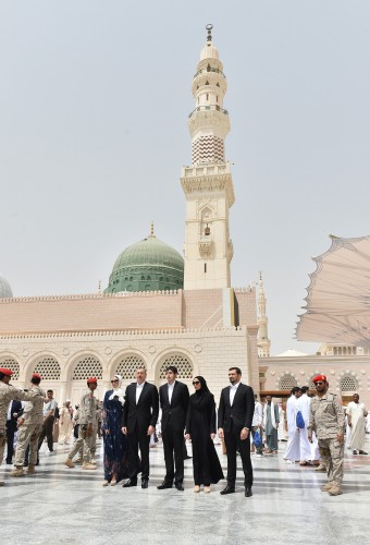 Президент Азербайджана и его супруга посетили мечеть Пророка в Медине (ФОТО)