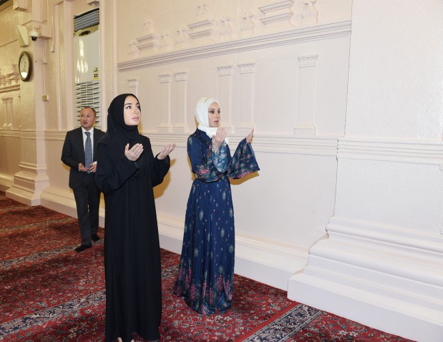 Президент Азербайджана и его супруга посетили мечеть Пророка в Медине (ФОТО)