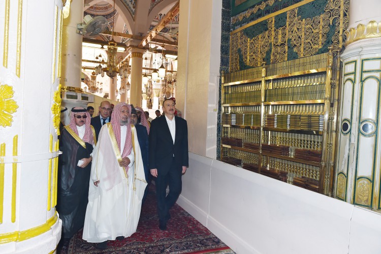 Президент Азербайджана и его супруга посетили мечеть Пророка в Медине (ФОТО)