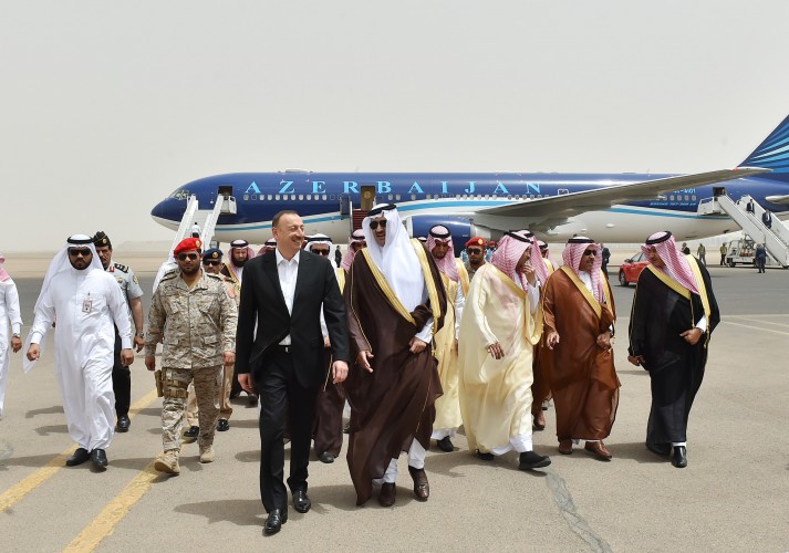 Президент Азербайджана и его супруга посетили мечеть Пророка в Медине (ФОТО)