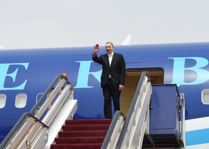 Президент Азербайджана и его супруга посетили мечеть Пророка в Медине (ФОТО)