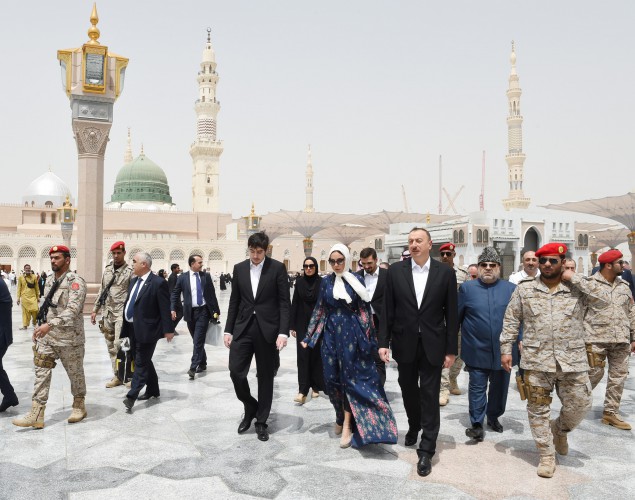 Президент Азербайджана и его супруга посетили мечеть Пророка в Медине (ФОТО)