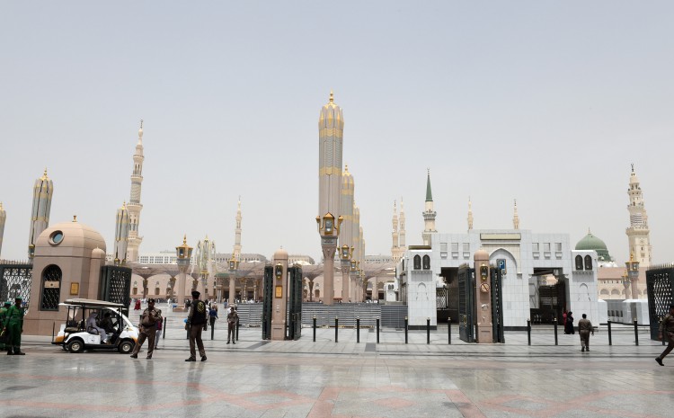 Президент Азербайджана и его супруга посетили мечеть Пророка в Медине (ФОТО)