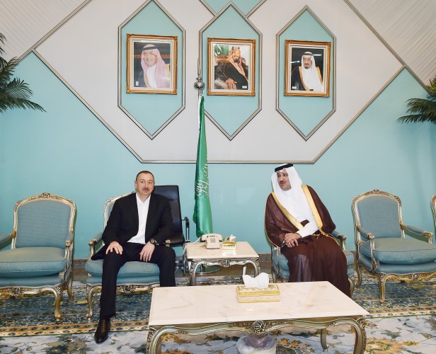 Президент Азербайджана и его супруга посетили мечеть Пророка в Медине (ФОТО)