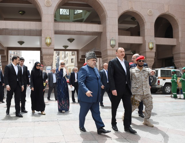 Президент Азербайджана и его супруга посетили мечеть Пророка в Медине (ФОТО)