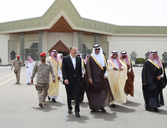 Президент Азербайджана и его супруга посетили мечеть Пророка в Медине (ФОТО)