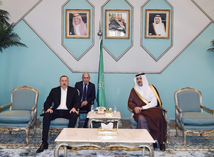 Президент Азербайджана и его супруга посетили мечеть Пророка в Медине (ФОТО)