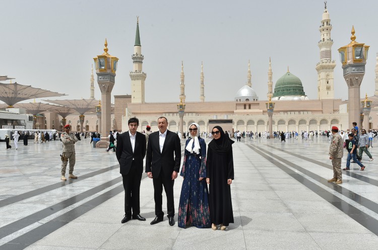 Президент Азербайджана и его супруга посетили мечеть Пророка в Медине (ФОТО)