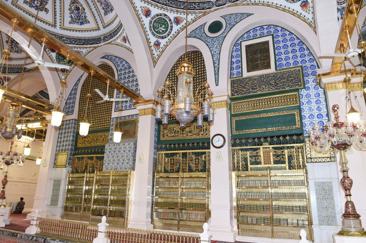 Президент Азербайджана и его супруга посетили мечеть Пророка в Медине (ФОТО)