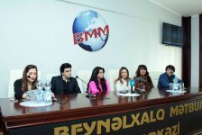 Азербайджанская певица и грузинский "Мистер Шарм" в клипе "Bezdim, gəlmə"  (ВИДЕО, ФОТО)