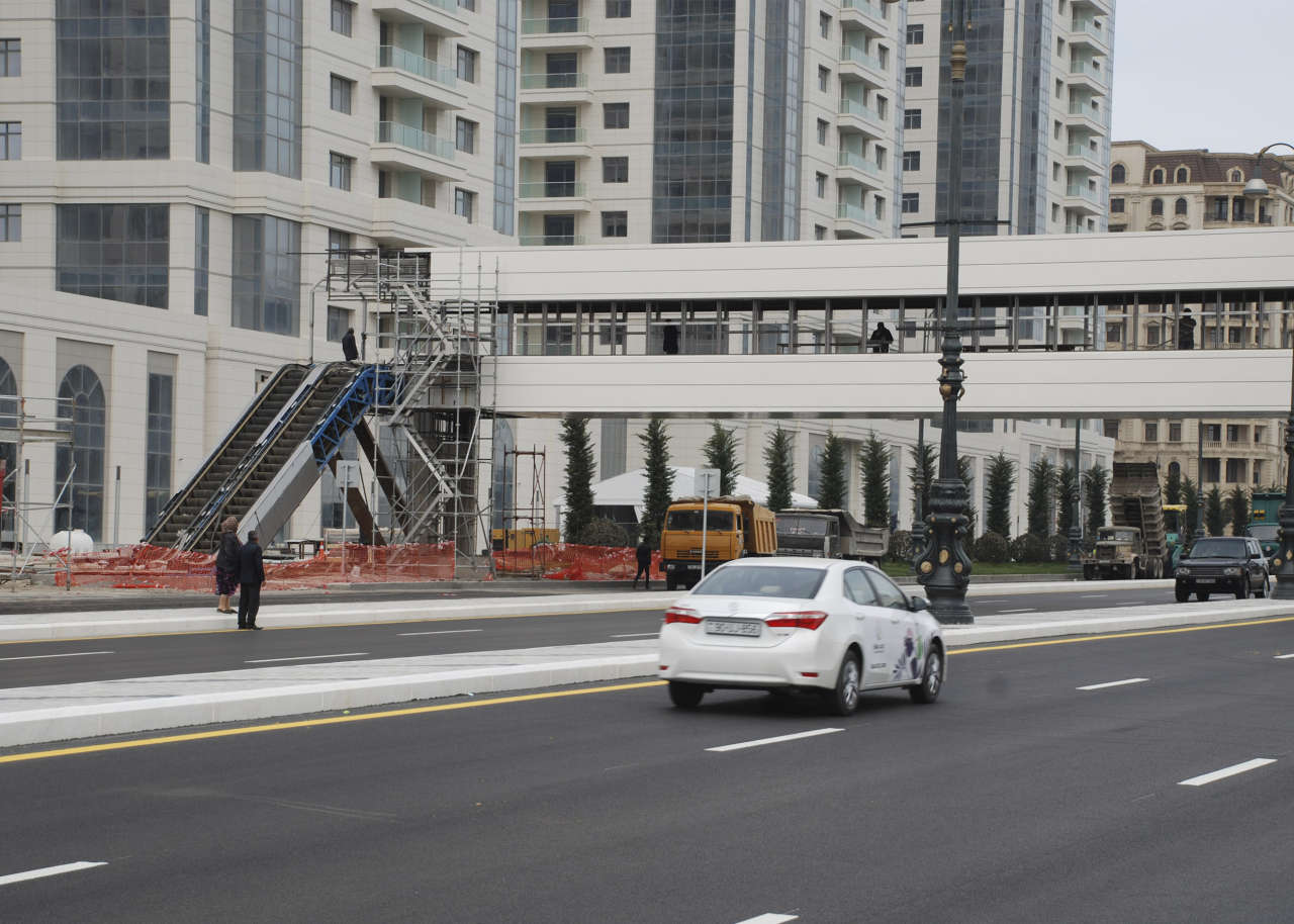 Продолжается ремонт на проспекте Гейдара Алиева в Баку (ФОТО)