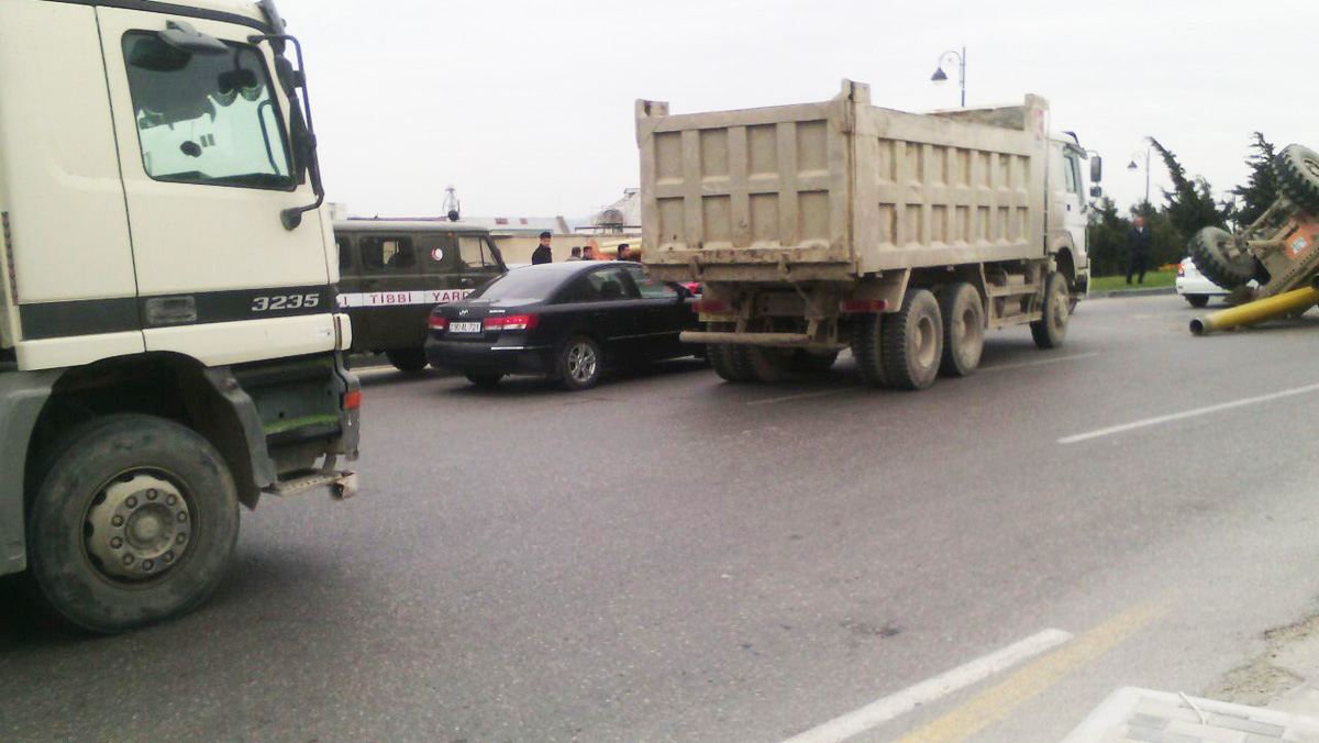 Крупная авария на центральном проспекте в Баку (ФОТО) (версия 2)