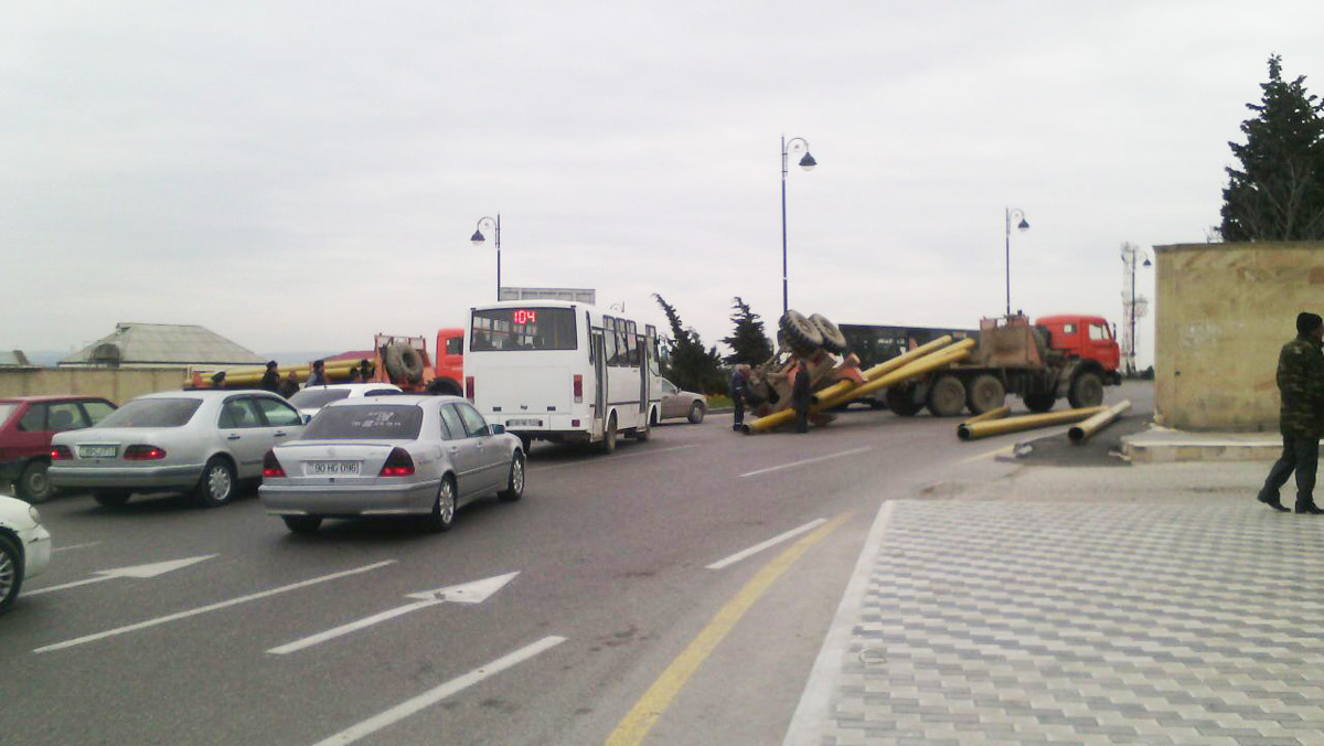 Крупная авария на центральном проспекте в Баку (ФОТО) (версия 2)