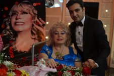 Белый конь и голубь Ильхамы Гулиевой (ФОТО)