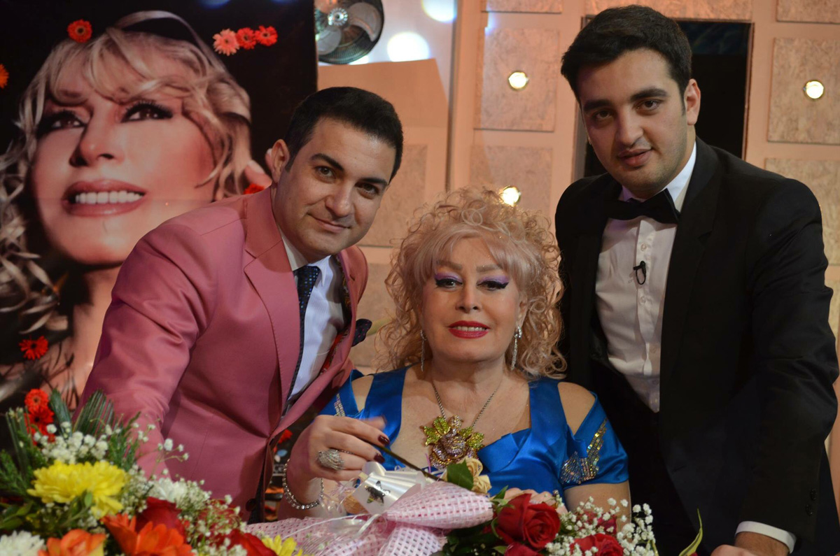 Белый конь и голубь Ильхамы Гулиевой (ФОТО)