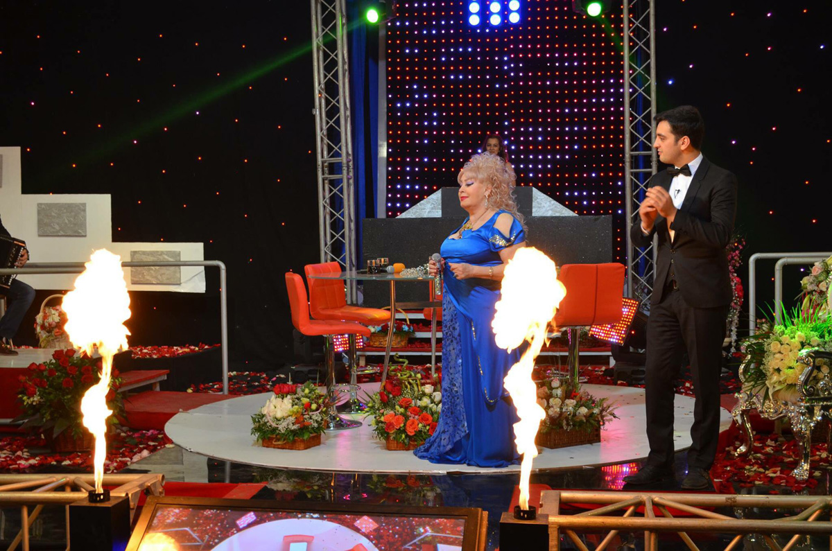 Белый конь и голубь Ильхамы Гулиевой (ФОТО)