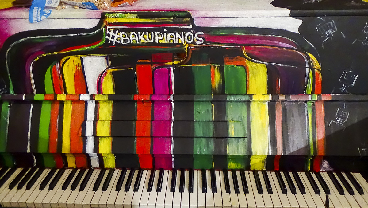 В Баку проводится креативная акция  "Раскрась пианино и сыграй", посвященная Евроиграм (ФОТО)
