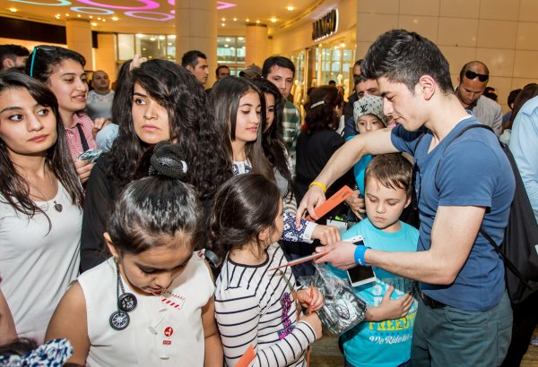 10 тыс. жителям Баку раздали "бриллианты" (ФОТО)