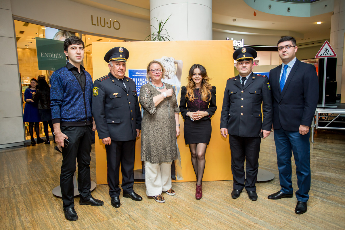 10 тыс. жителям Баку раздали "бриллианты" (ФОТО)