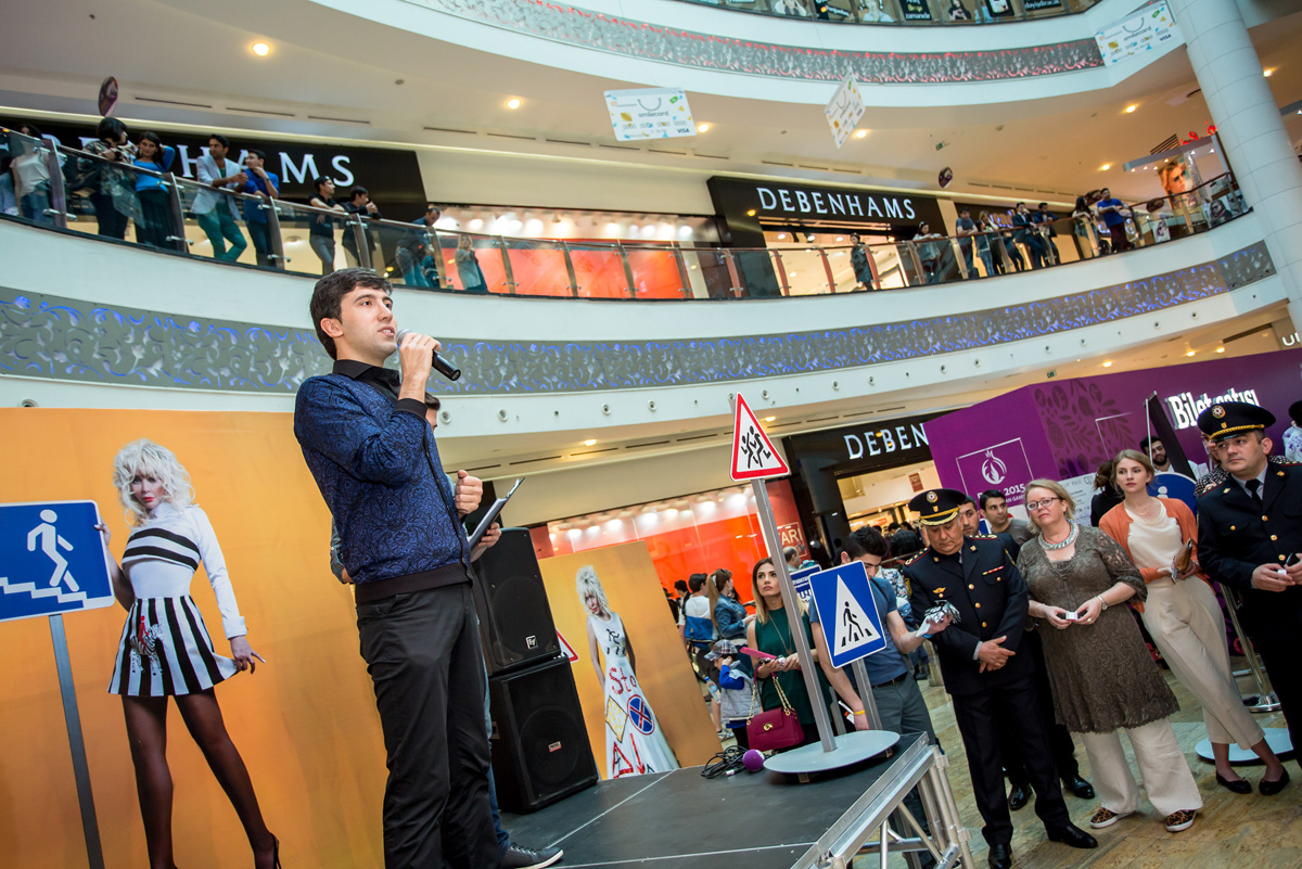 10 тыс. жителям Баку раздали "бриллианты" (ФОТО)