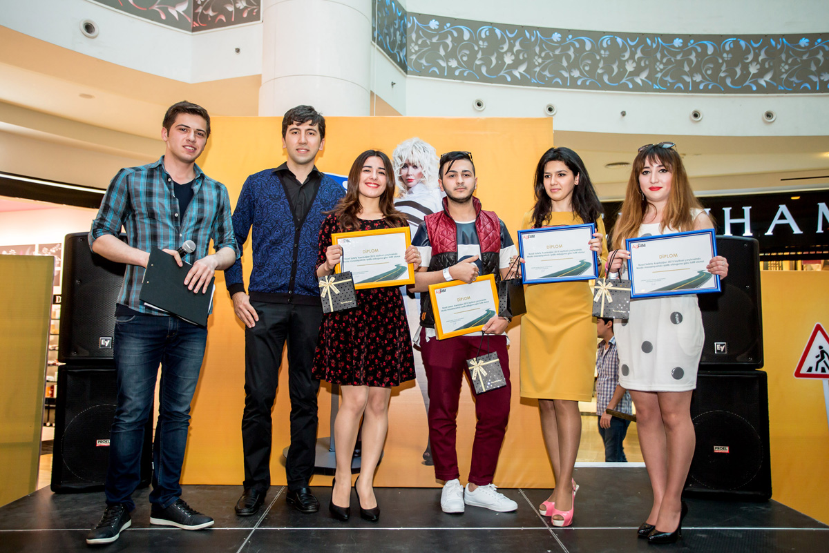 10 тыс. жителям Баку раздали "бриллианты" (ФОТО)