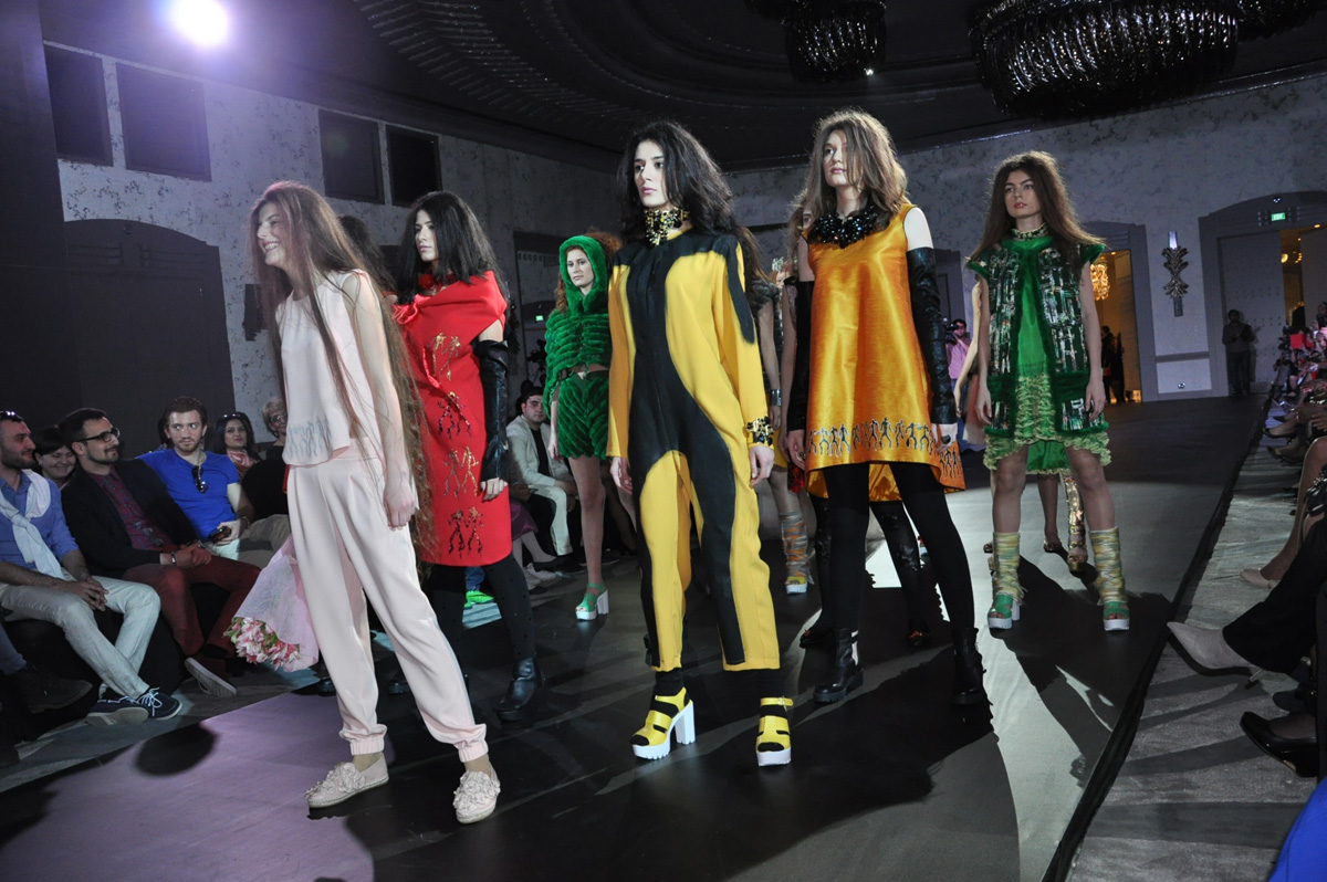 Наскальные рисунки Гобустана в дебютной коллекции 17-летней Джамили Меликовой (ФОТО)