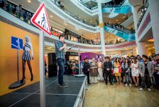 10 тыс. жителям Баку раздали "бриллианты" (ФОТО)