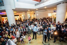 10 тыс. жителям Баку раздали "бриллианты" (ФОТО)