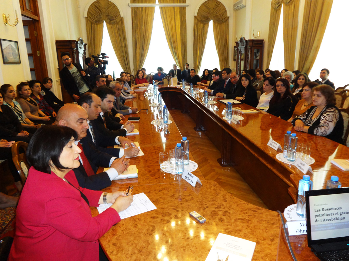В Баку прошла презентация книги на французском языке, посвященной нефтяной стратегии Азербайджана