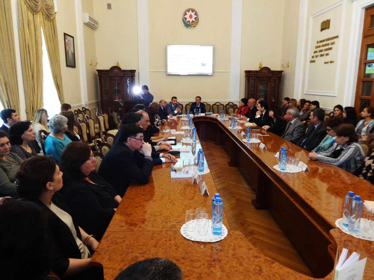 В Баку прошла презентация книги на французском языке, посвященной нефтяной стратегии Азербайджана