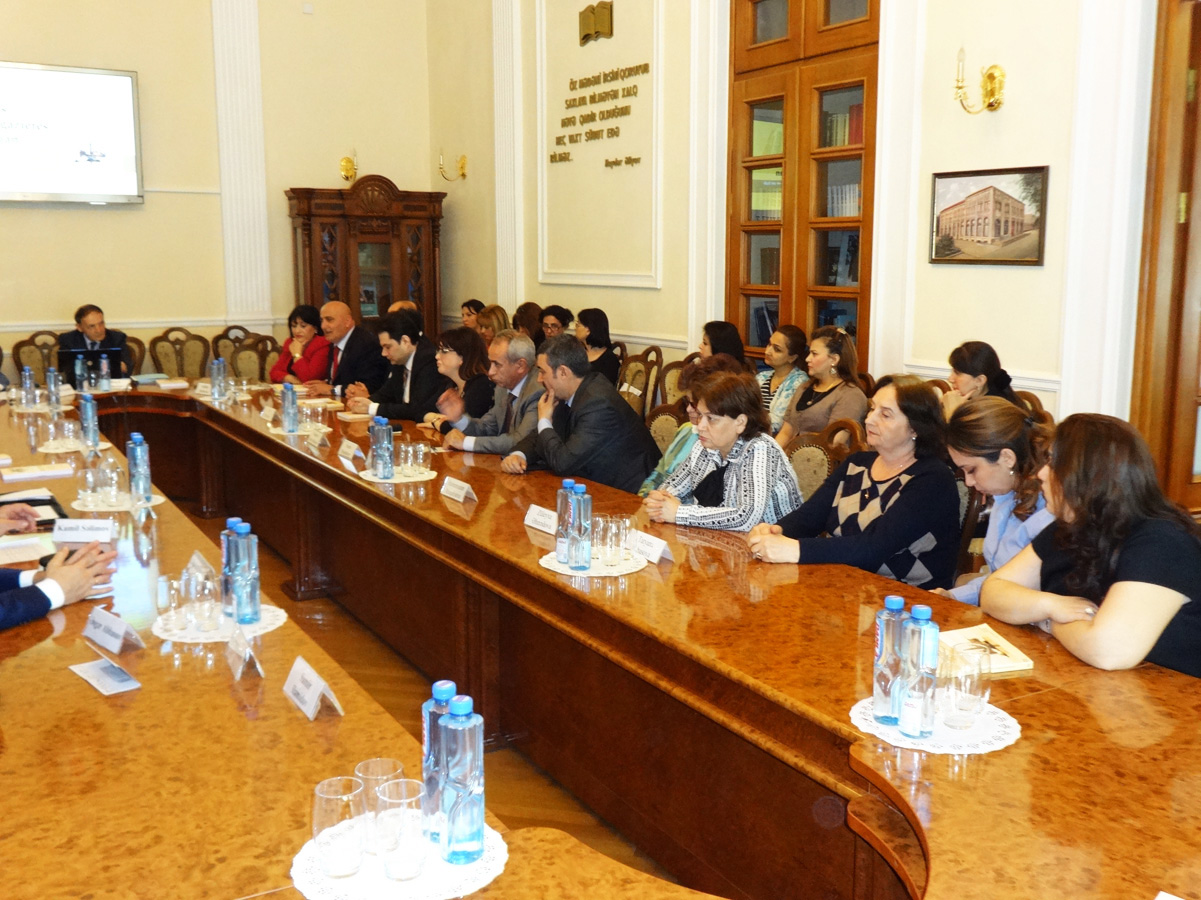 В Баку прошла презентация книги на французском языке, посвященной нефтяной стратегии Азербайджана