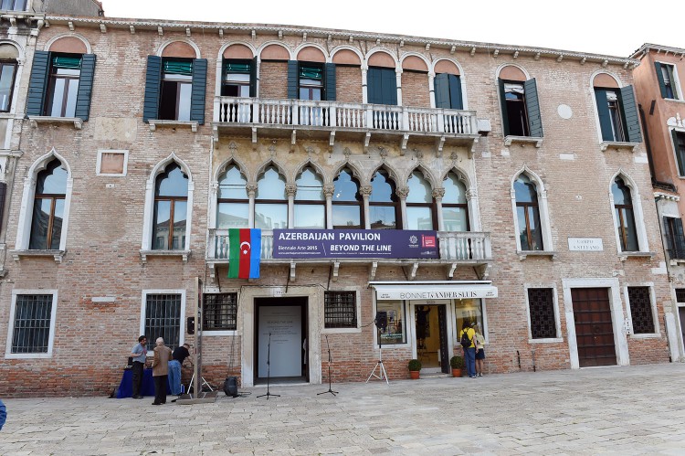 Вице-президент Фонда Гейдара Алиева Лейла Алиева приняла участие в открытии двух выставок в Азербайджанском павильоне в рамках 56-й Венецианской биеннале (ФОТО)