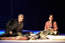 Гурбан Исмайлов и Кямаля Гусейнова в спектакле "Я пришел, девочки!" ("Война") (ФОТО)