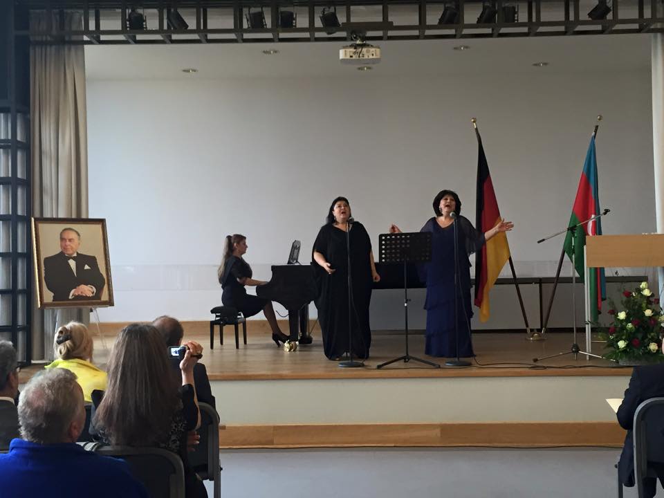 Фидан и Хураман Гасымовы с большим успехом выступили в Берлине (ФОТО)