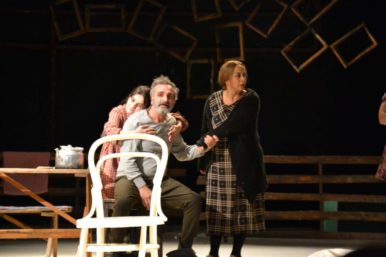 Гурбан Исмайлов и Кямаля Гусейнова в спектакле "Я пришел, девочки!" ("Война") (ФОТО)