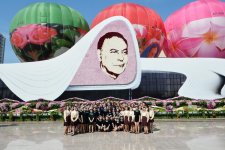 Президент Азербайджана и его супруга приняли участие в Празднике цветов (ФОТО)