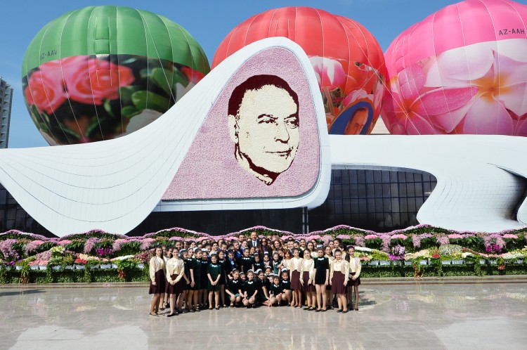 Президент Азербайджана и его супруга приняли участие в Празднике цветов (ФОТО)