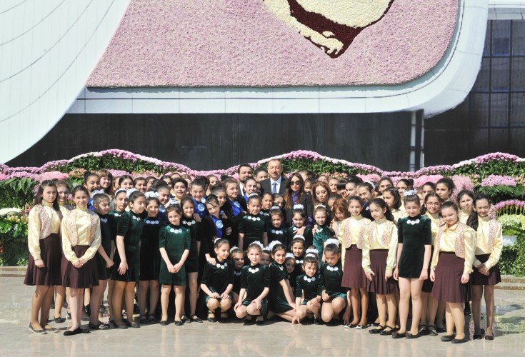 Президент Азербайджана и его супруга приняли участие в Празднике цветов (ФОТО)