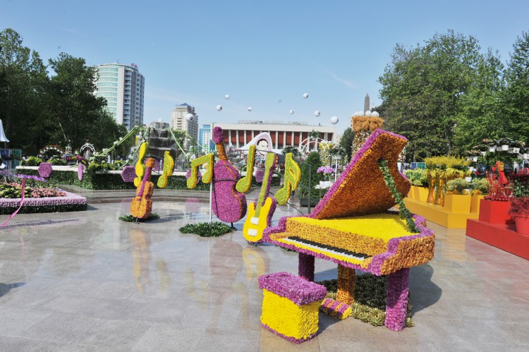 Президент Азербайджана и его супруга приняли участие в Празднике цветов (ФОТО)