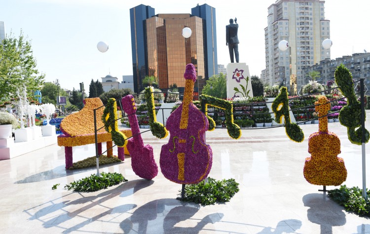 Президент Азербайджана и его супруга приняли участие в Празднике цветов (ФОТО)