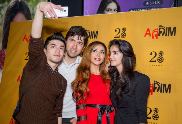 Нана Агамалыева в премьере фильма "Мисс Переполох" с участием Тарантино и Энистон (ФОТО)