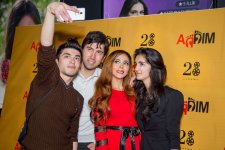 Нана Агамалыева в премьере фильма "Мисс Переполох" с участием Тарантино и Энистон (ФОТО)