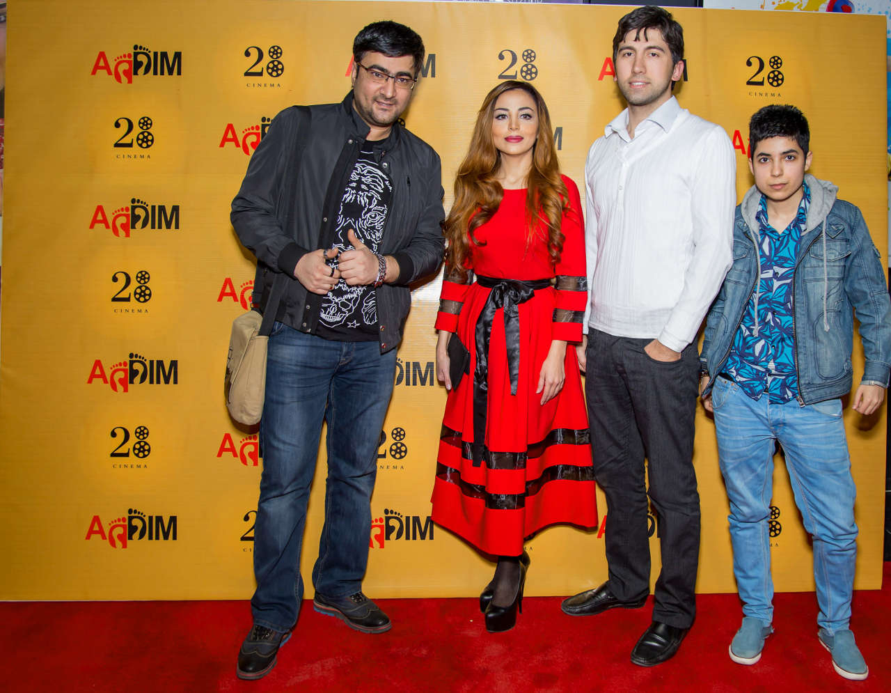 Нана Агамалыева в премьере фильма "Мисс Переполох" с участием Тарантино и Энистон (ФОТО)