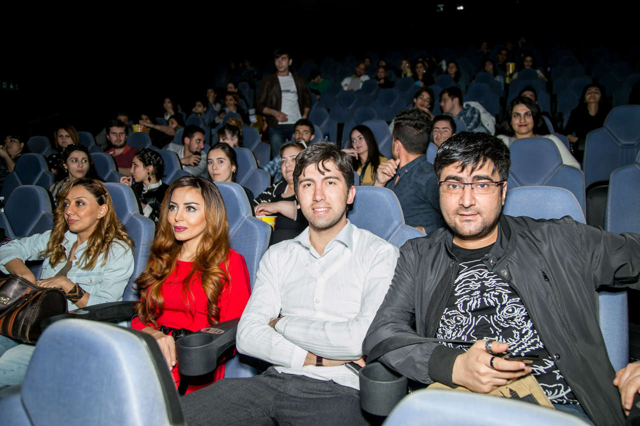 Нана Агамалыева в премьере фильма "Мисс Переполох" с участием Тарантино и Энистон (ФОТО)